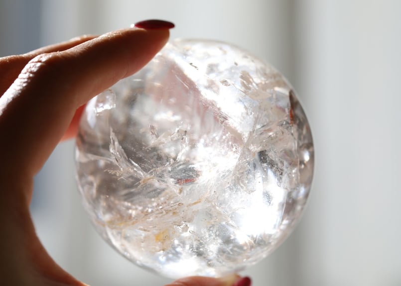 虹色の泉】トカンティンス産 虹入りクリアクォーツスフィア ヘマタイト