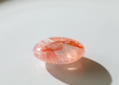 【朝日を浴びる】虹入り ヘマタイトインクォーツ タンブル