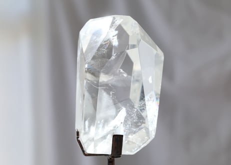 【スーパーレア】虹入り ファントム レムリアンクォーツ 磨き 台座付き