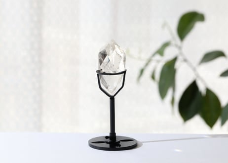 【麗しき魔法使い】虹入り クリアクォーツ 宝石カット 台座付き