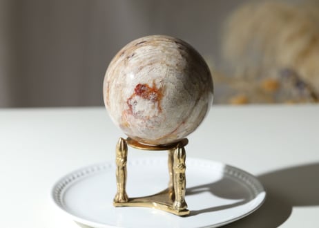 【雲の上】虹入り サウザンドレイヤー ガーデンクォーツ スフィア 金の台座付き