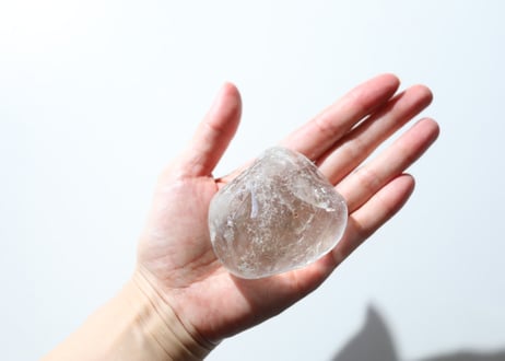 【やさしくつつむ】虹入り 手磨き 水晶