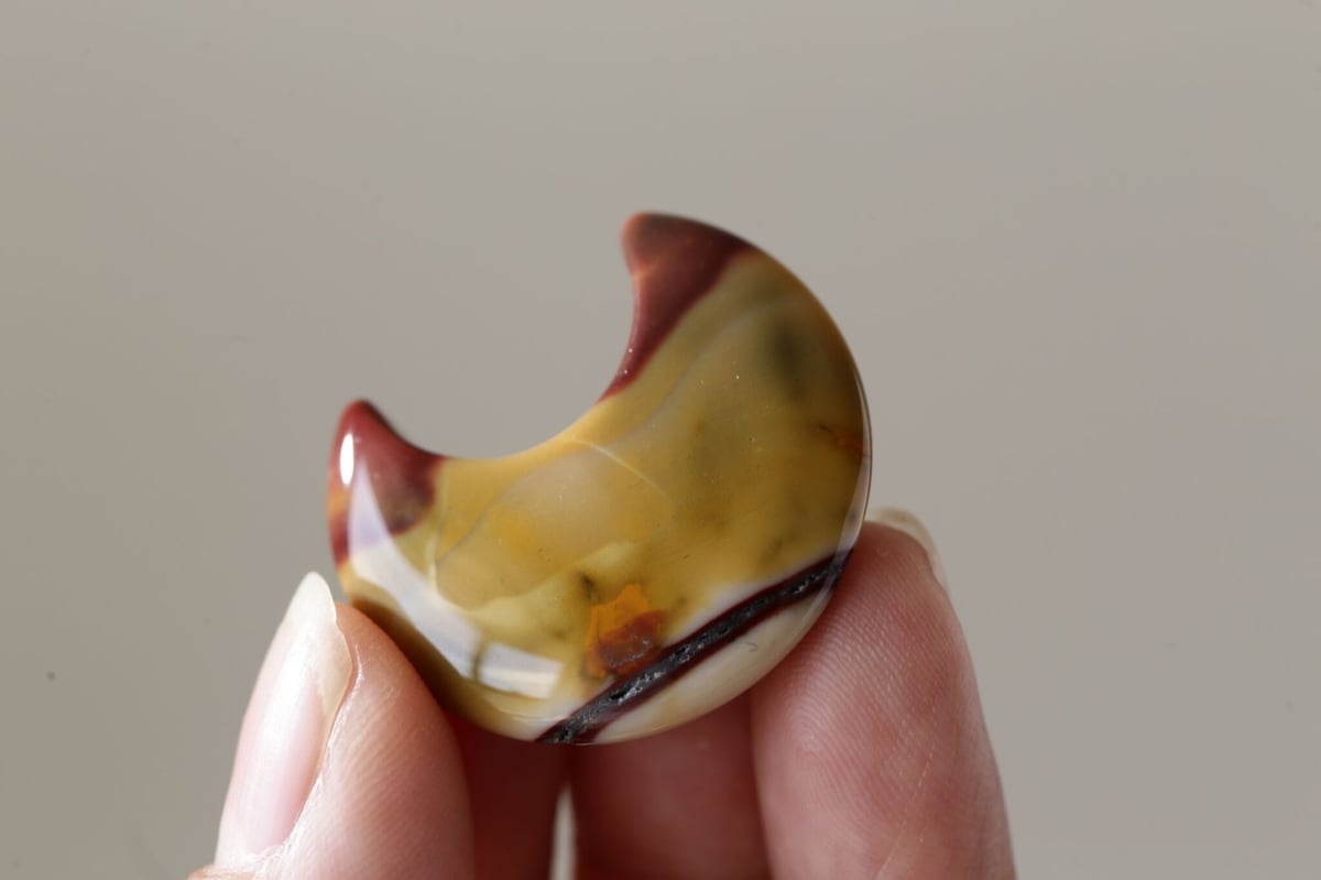 天然ムーカイトジャスパー　球体置物 木製台座付き 天然ムーカイトジャスパー球体置物 木製台座付き