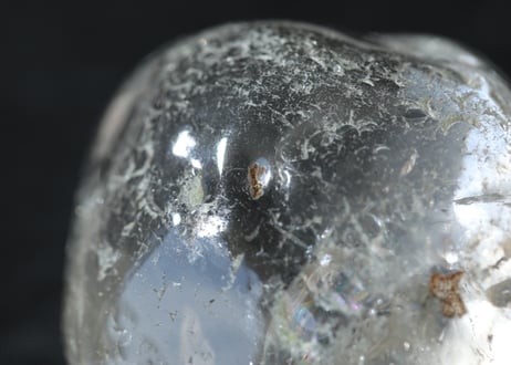 【やさしくつつむ】虹入り 手磨き 水晶