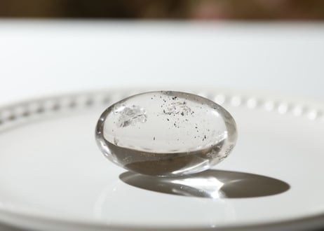 【奇跡と共にある】ガネッシュヒマール産貫入水晶 リンガム