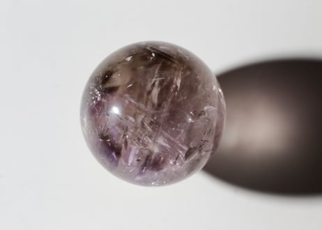 トリコロール 水晶 スフィア スワンの台座付き　【あるがままに】