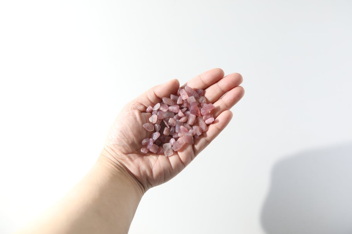 ★特選NEW★大人気☆マダガスカル産♡【ディープローズクォーツさざれ連】❤️ 魅力に気付いて】マダガスカル産 ディープローズクォーツ さざれ