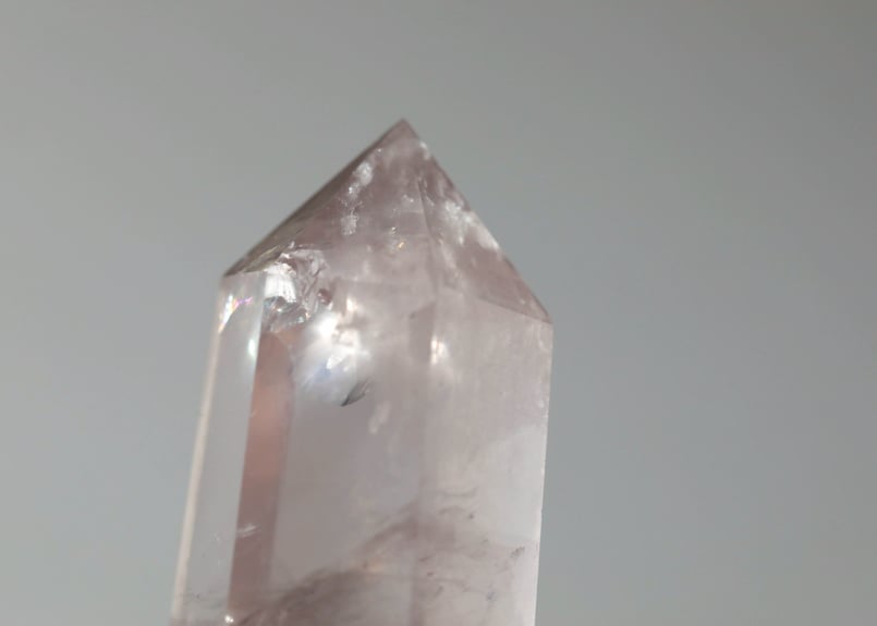 受容と再生の光】モザンビーク産 虹入り ローズクォーツ ポイント