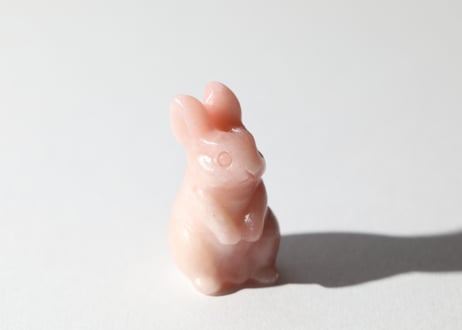 【飛躍する】ピンクオパール うさぎ