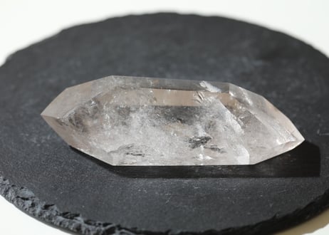 虹入りクリアクォーツ ダブルターミネーテッド ルチル入り【脈打つ】