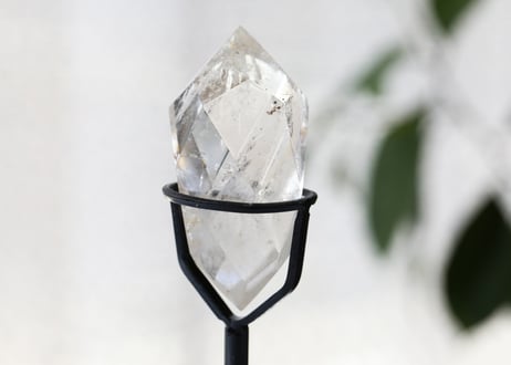 【麗しき魔法使い】虹入り クリアクォーツ 宝石カット 台座付き