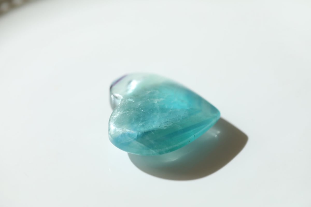 透明な海】虹入り ブルーフローライト ハート | Y.S.Y24 