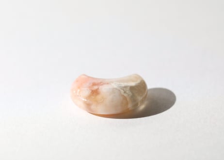 【思いやりを持つ】チェリーブロッサムアゲートのかわいい月