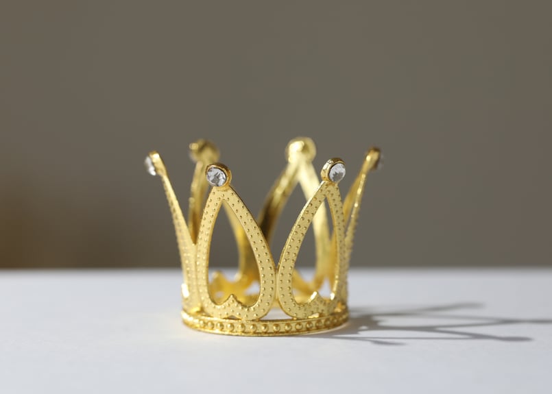 abundance】虹入り ゴールデンカルサイト スフィア 王冠の台座付き