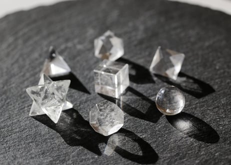 【魔術道具】マニカラン水晶  幾何学７個セット　木箱入り
