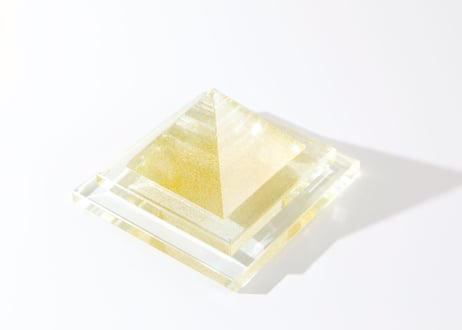【数量限定で再販！】蔵王権現様の御魂入り！六角形金粉入り高波動ピラミッド※イベントクーポン使用不可