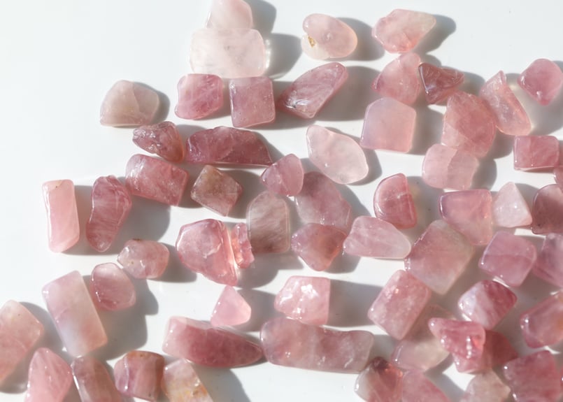 ディープローズクォーツ スカル 魅力に気付いて】マダガスカル産 ディープローズクォーツ さざれ（40g