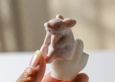 【親愛】ピンクオパールの考えるぶたとホワイト翡翠のトイレ（1個）