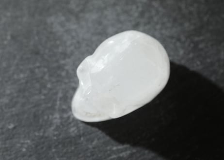 【悟る人】虹入り クリアクォーツ スカル