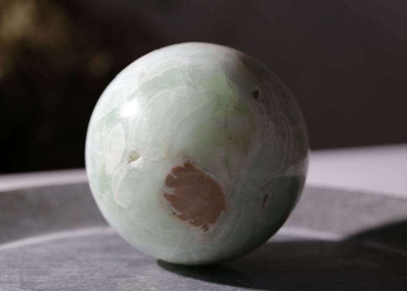 天然石ピスタチオカルサイトスフィア約6.8センチ台座2点No.1299