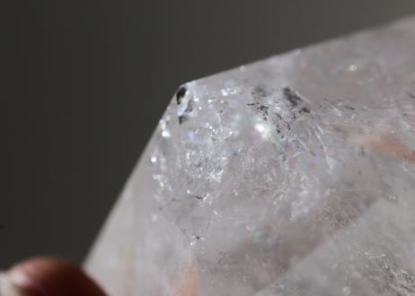 【瞑想のかたち】ブラジル産 虹入りクリアクォーツ イコサヒドロン