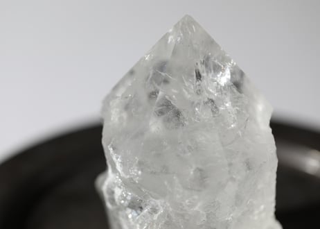 【氷の如く】虹入り クリアクォーツ ハーフポリッシュ