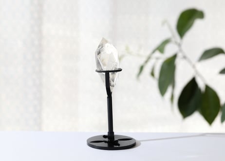 【麗しき魔法使い】虹入り クリアクォーツ 宝石カット 台座付き