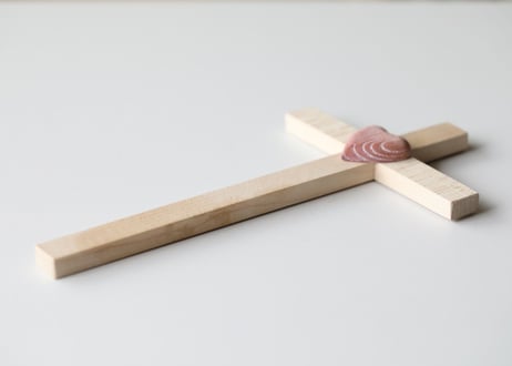 十字架とピンクのハートの壁掛け
