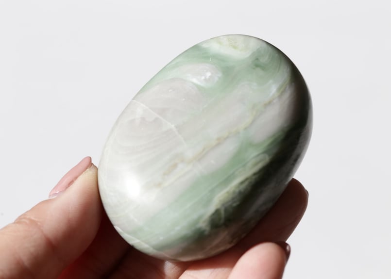 鉱石、握り石、 スモーキー クォーツ 虹入り パームストーン マダガスカル産 煙