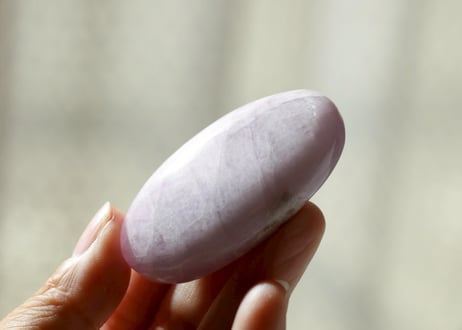 葉月ゆうによる技封入❣️【7億円のヒーリングエネルギー】クンツァイト 握り石 ※イベントクーポン使用不可