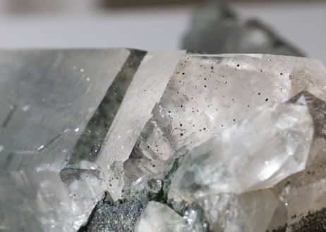 【マスターたちのギフト】クローライト入り ガネッシュヒマール産水晶
