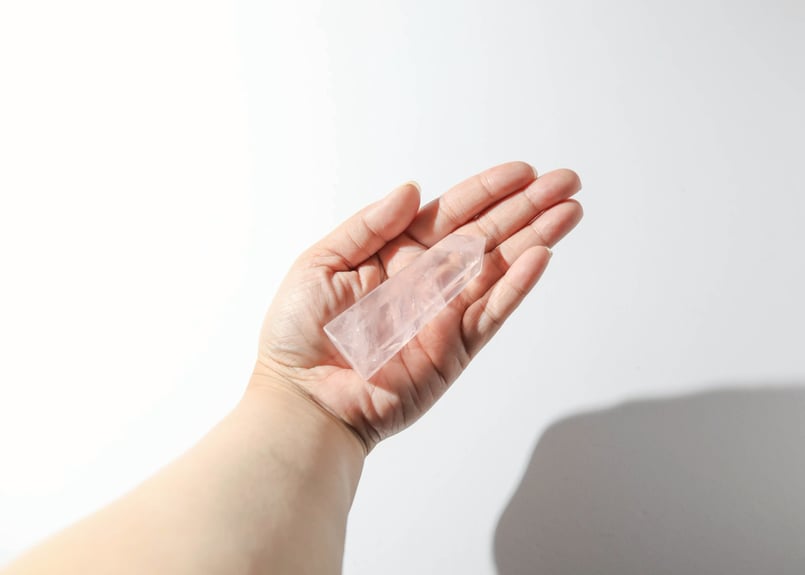 受容と再生の光】モザンビーク産 虹入り ローズクォーツ ポイント