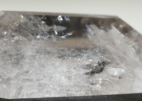 虹入りクリアクォーツ ダブルターミネーテッド ルチル入り【脈打つ】
