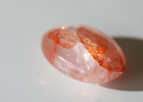 【朝日を浴びる】虹入り ヘマタイトインクォーツ タンブル