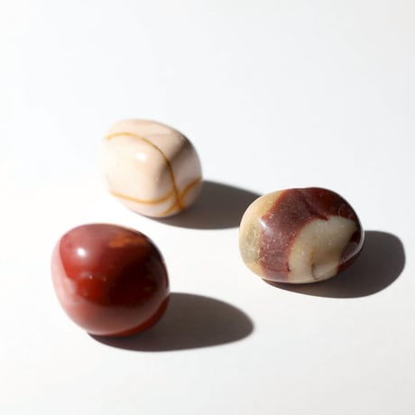 天然ムーカイトジャスパー球体置物 木製台座付き