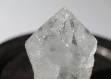 【氷の如く】虹入り クリアクォーツ ハーフポリッシュ