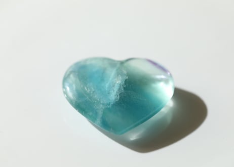 【透明な海】虹入り ブルーフローライト ハート