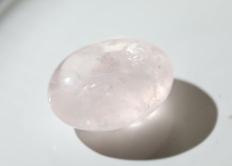 【Jewel】ハイクオリティ 虹入りローズクォーツ タンブル