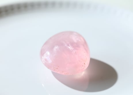 【美しい香り】虹入り ハイクオリティ ローズクォーツ 小さな握り石