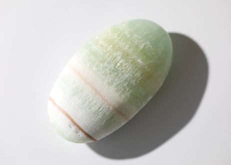 【juicy melon】ピスタチオカルサイト 握り石