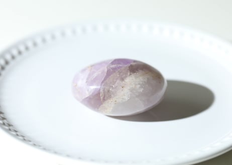 【問いを持つ】ブランドバーグ産 虹入りアメジスト 握り石