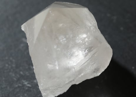 【神聖さを思い出す】虹入り クリアクォーツ ハーフポリッシュ