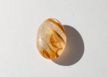 【光彩を集める】虹入り ヘマタイトインクォーツ タンブル