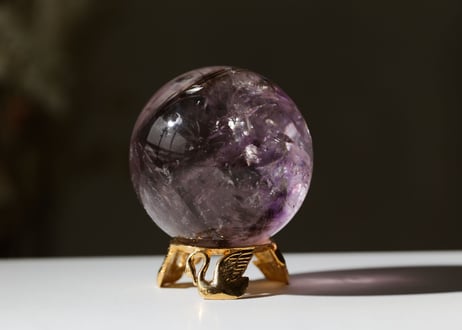 トリコロール 水晶 スフィア スワンの台座付き　【あるがままに】