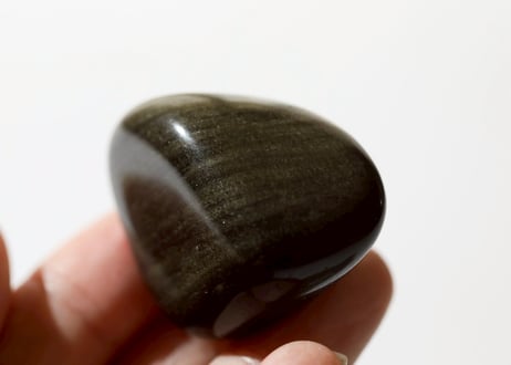 【悟りのシッディ入り】ゴールドシーンオブシディアン タンブル