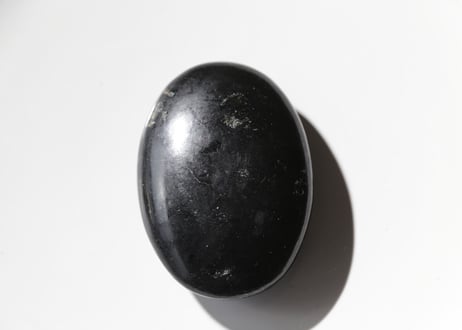 ブラックトルマリンの握り石　【つながり】