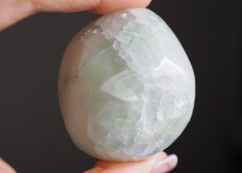 レア〉グリーンアポフィライトの小さな握り石 | Y.S.Y24