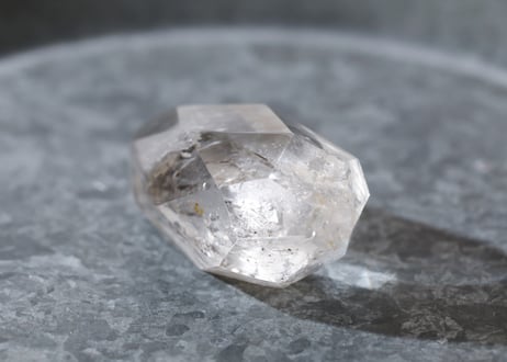 【麗しき魔法使い】虹入り クリアクォーツ 宝石カット 台座付き