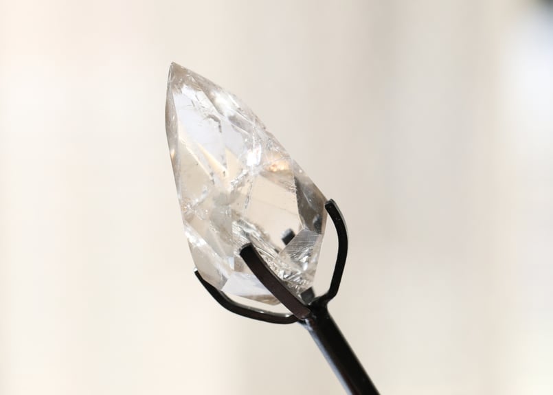 light magic】虹入り ライトスモーキークォーツ 宝石カット 台座付き