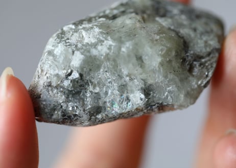 【手のひらの奇跡】ロシア産 虹入りフェナカイト